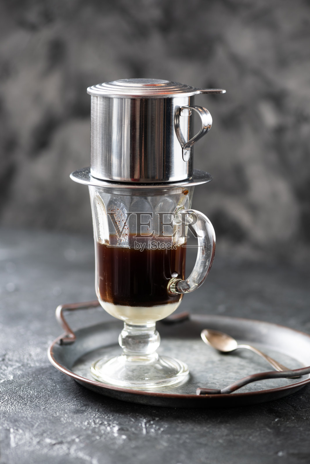 爱尔兰杯越南咖啡，加炼乳和茴香照片摄影图片