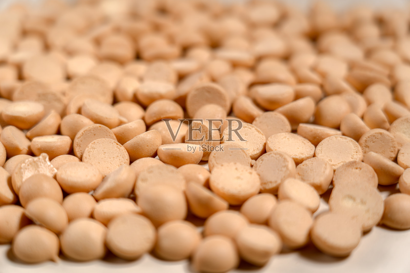 迷你海绵饼干放在桌上照片摄影图片