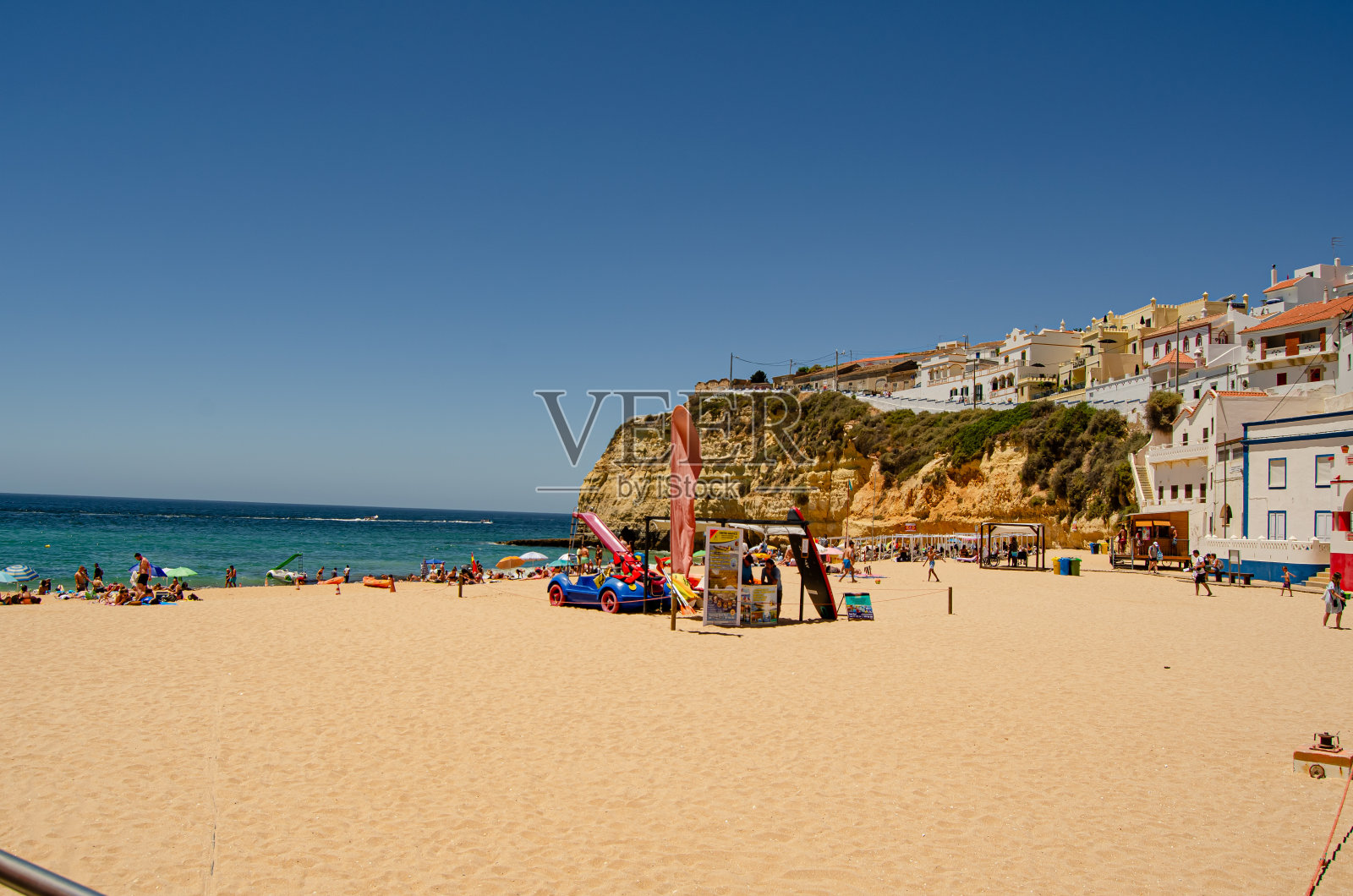 美丽的小镇卡沃埃罗有房子和海滩，旅游和度假，阿尔加维，葡萄牙。照片摄影图片