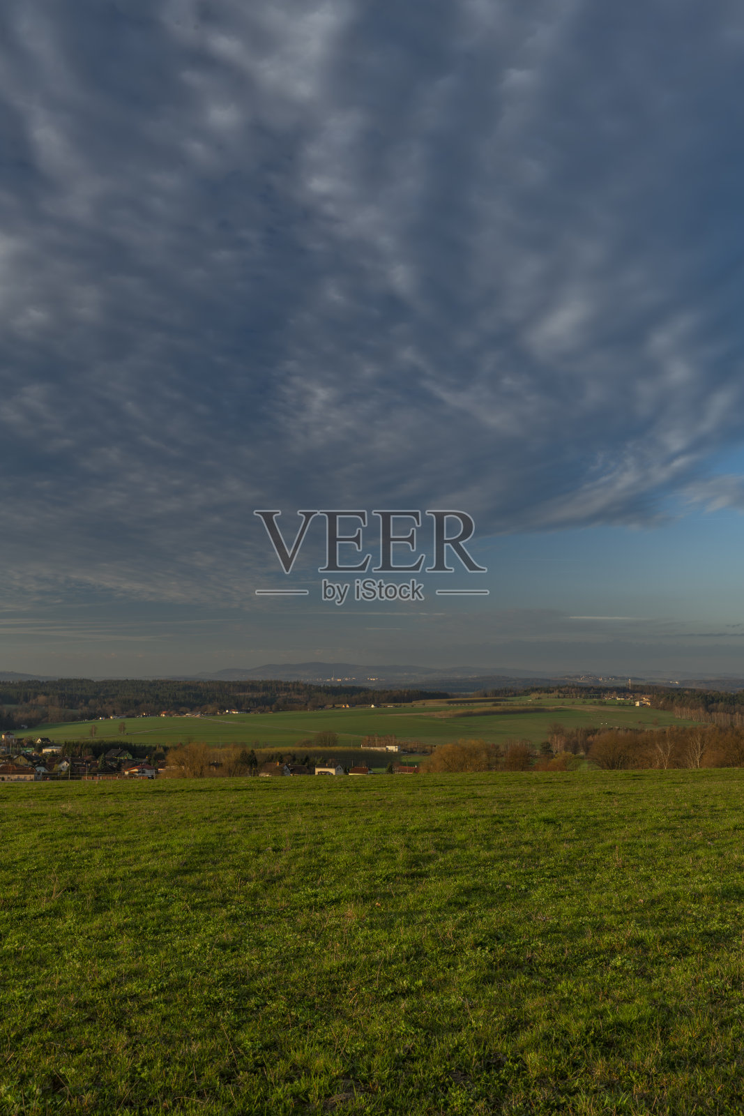 波西米亚南部内达比尔村附近的春天清新色彩的早晨景观照片摄影图片