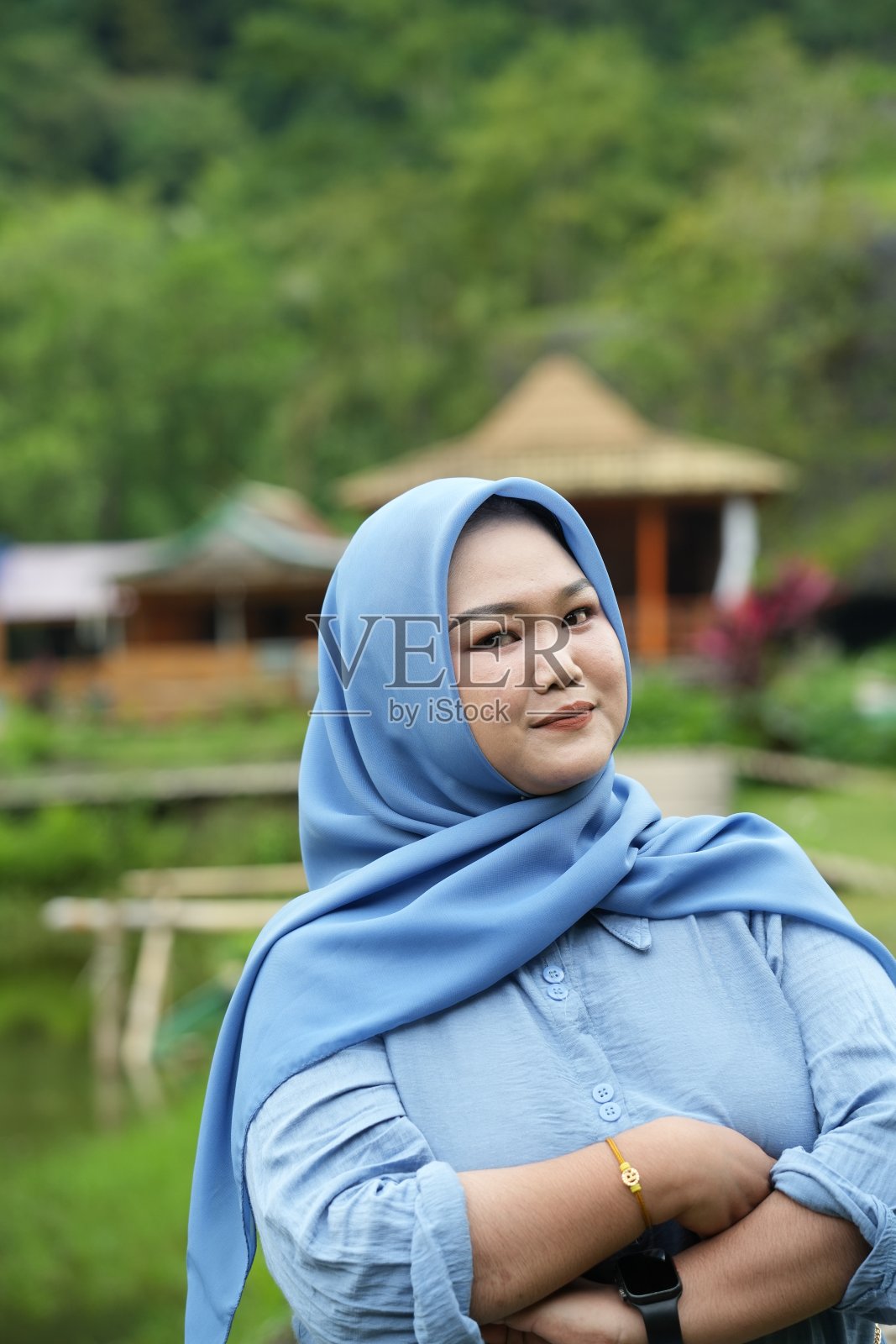 亚洲模特戴着头巾，穿着蓝色衬衫照片摄影图片