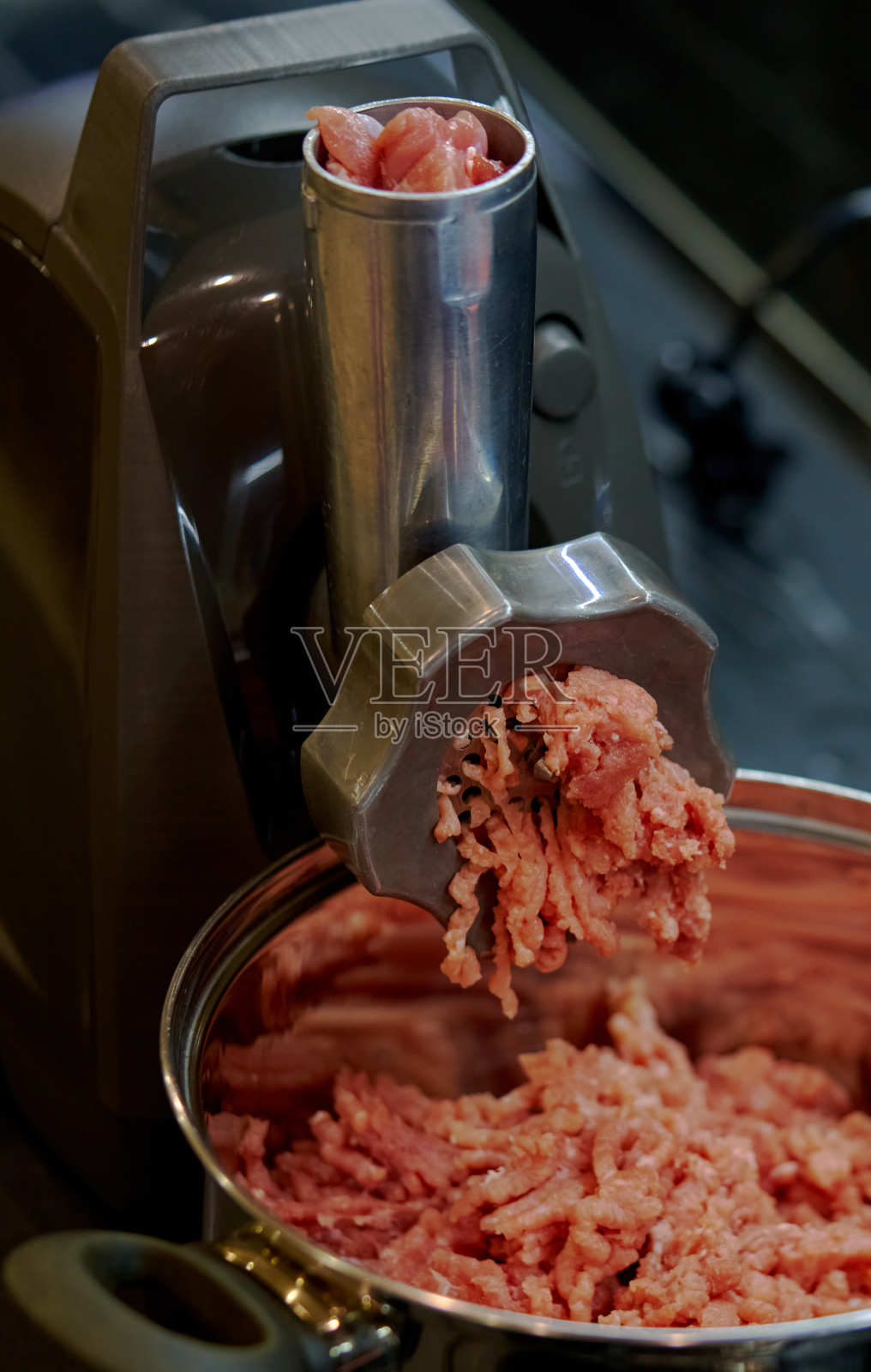 肉在绞肉机里绞碎照片摄影图片
