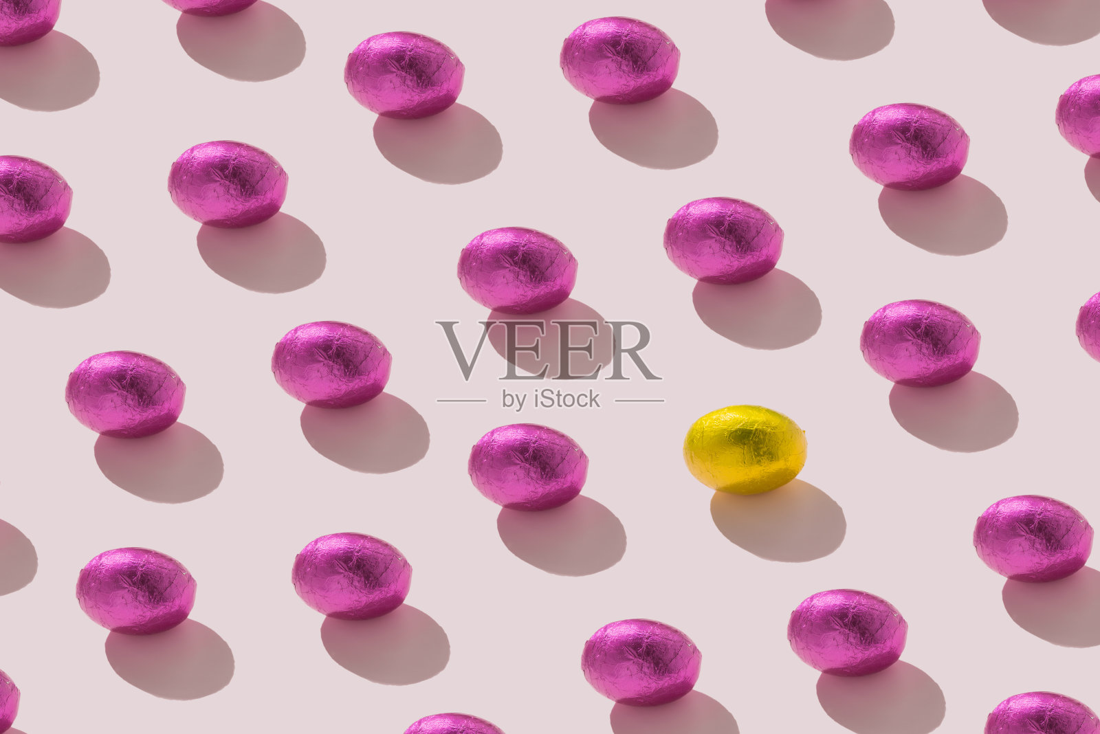 时尚的无缝平铺图案箔蛋粉粉的背景极简主义的复活节概念照片摄影图片