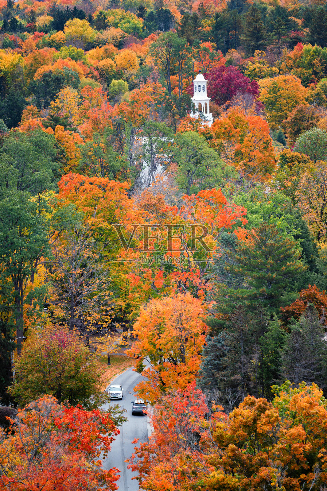 教堂和道路在佛蒙特州的树叶照片摄影图片