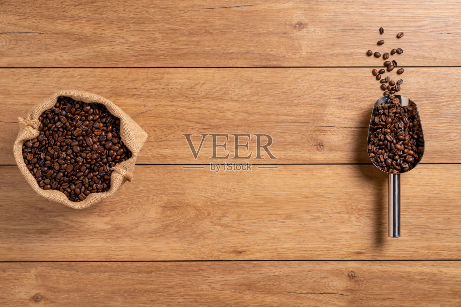 许多咖啡豆被放在一张木桌上照片摄影图片