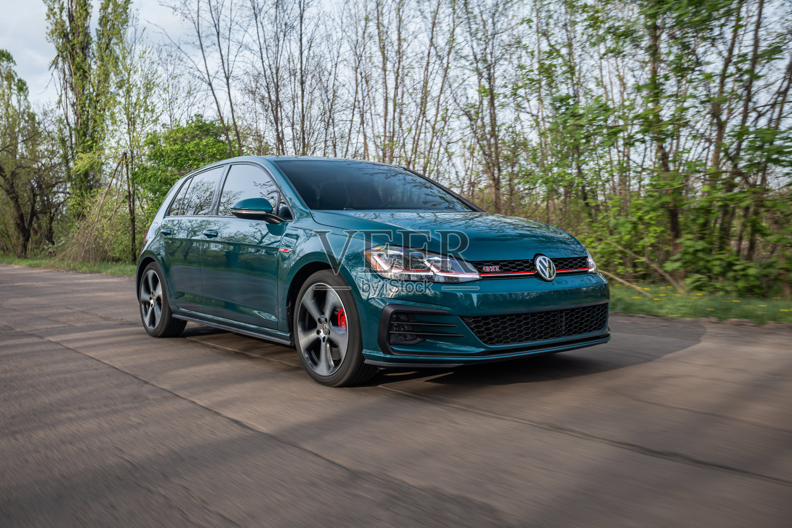 绿色汽车大众高尔夫GTI在街上。照片摄影图片