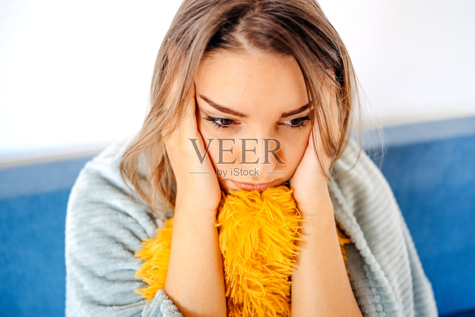 独自在家的沮丧年轻女子照片摄影图片