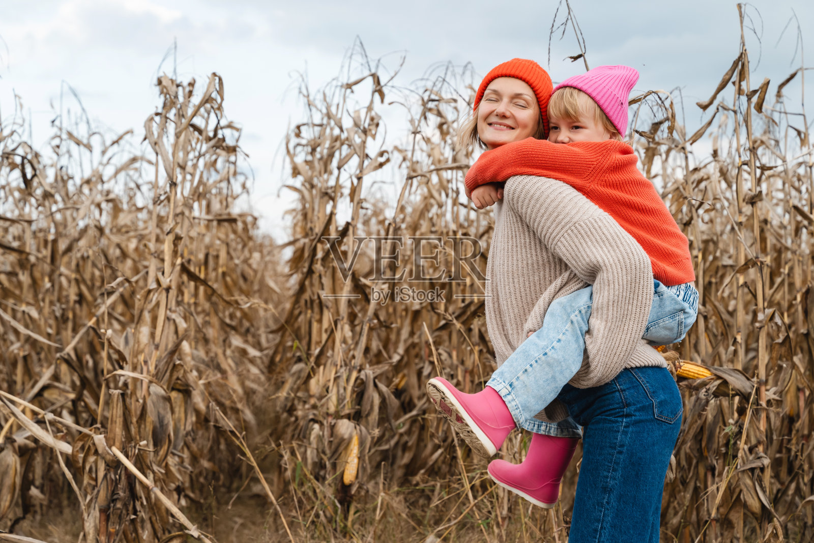 母女俩在玉米地里散步玩耍。照片摄影图片