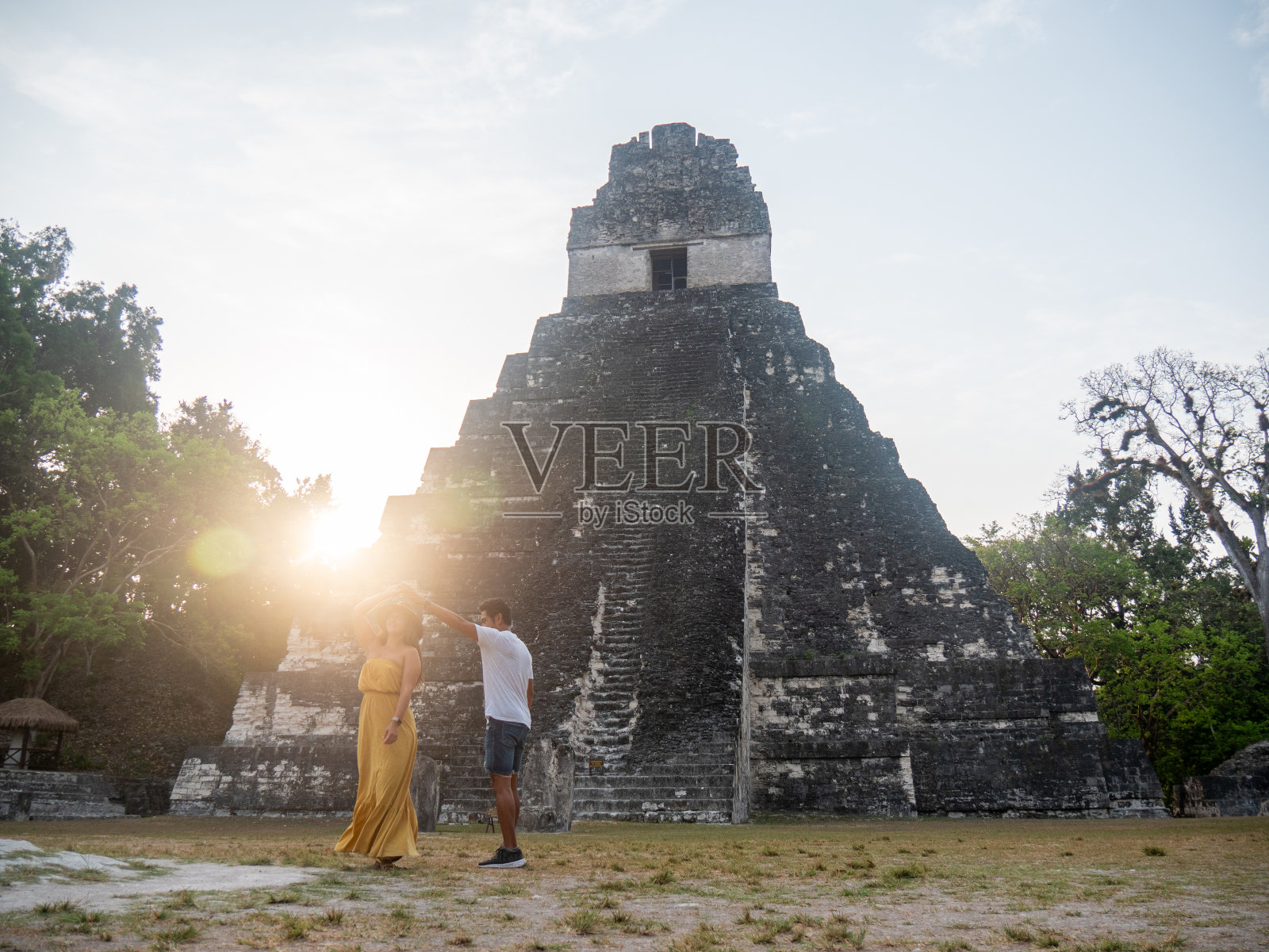 一对夫妇游览蒂卡尔遗址照片摄影图片