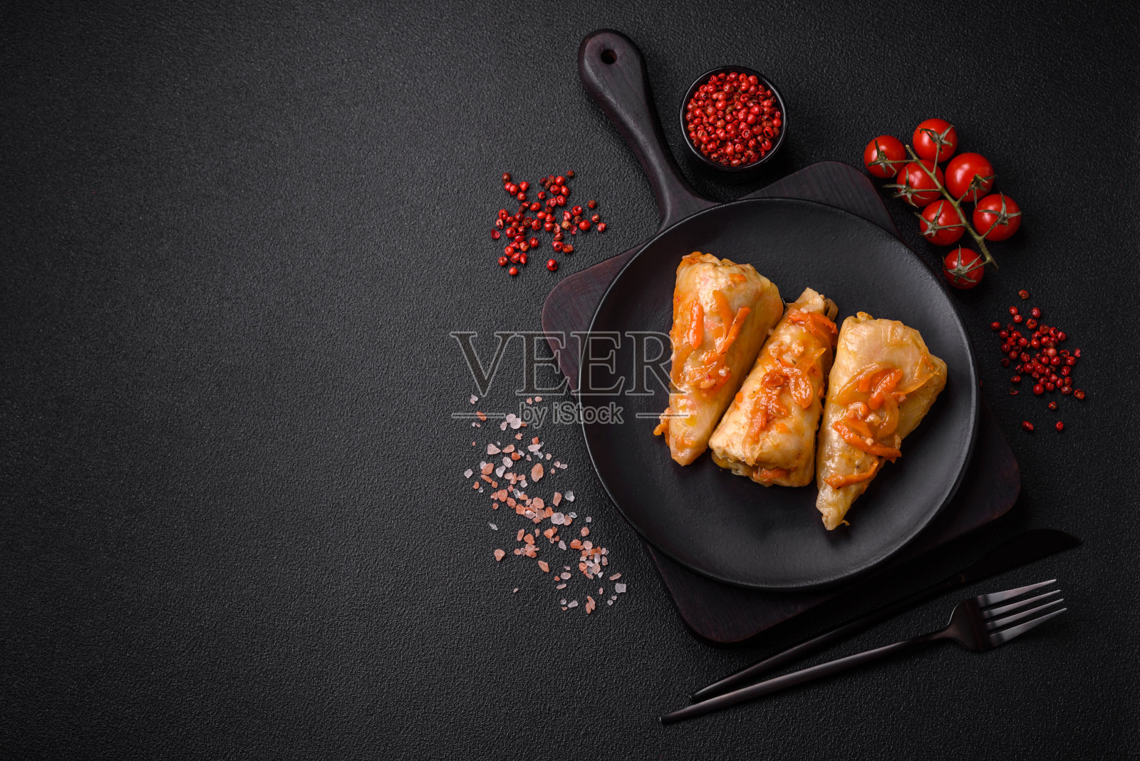 美味的卷心菜卷配肉、米饭、盐、香料和香草照片摄影图片