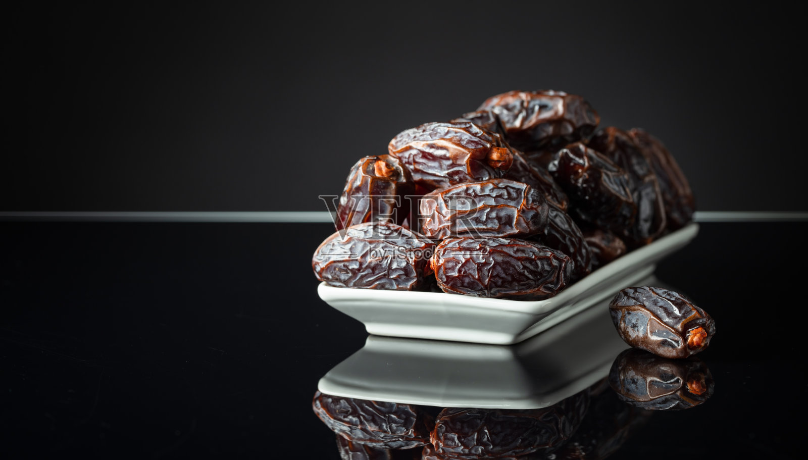 黑色反光背景上的日期。照片摄影图片