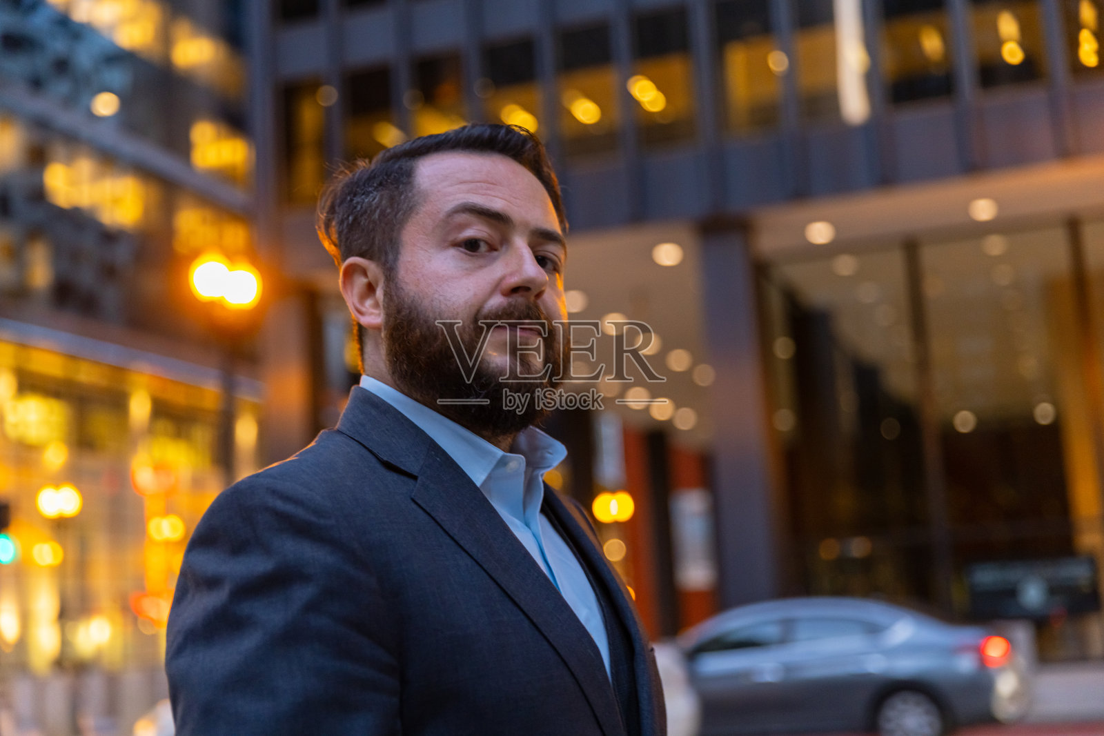 肖像的年轻成功的商人在芝加哥的中心-股票照片照片摄影图片