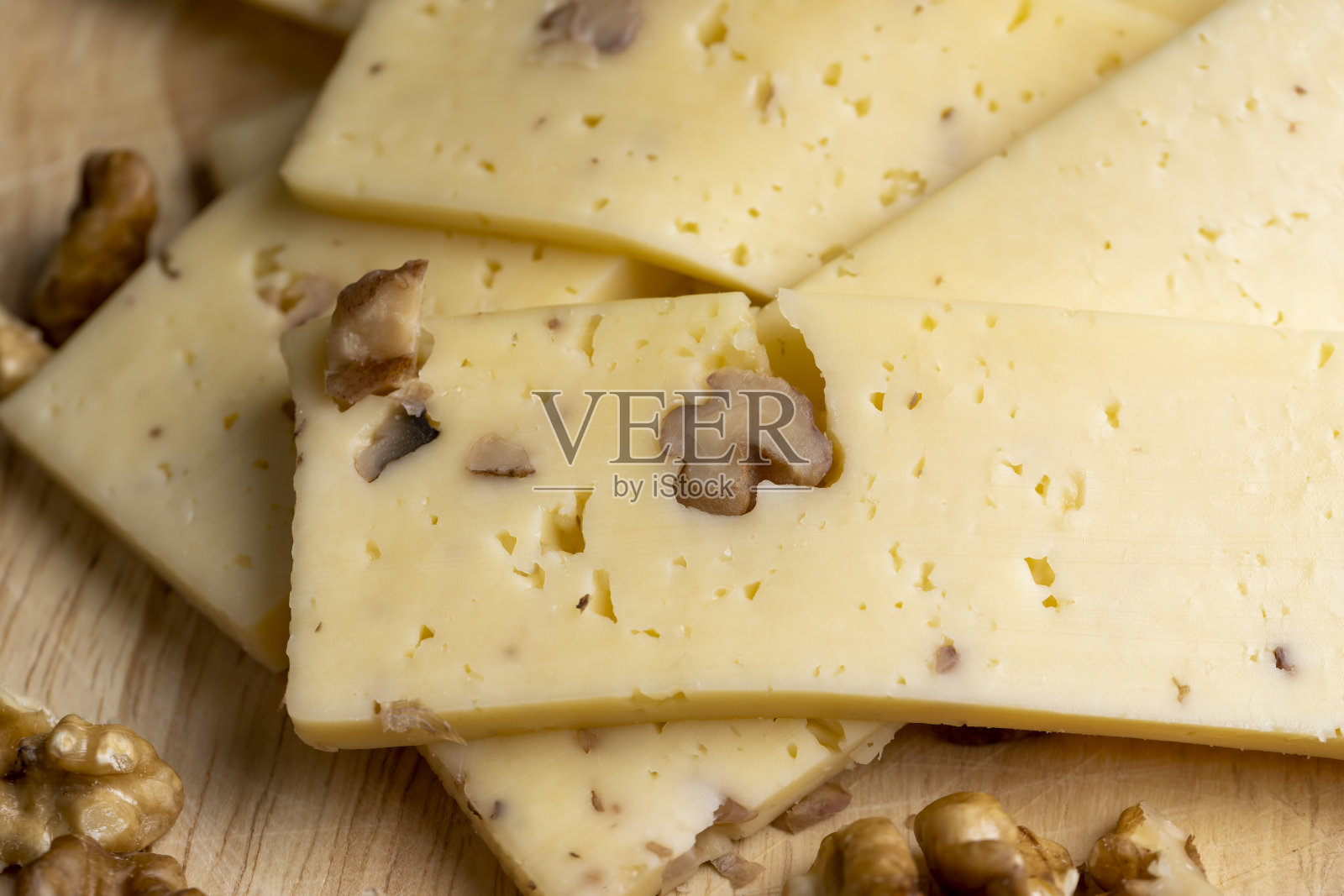 切片的牛奶奶酪和核桃照片摄影图片