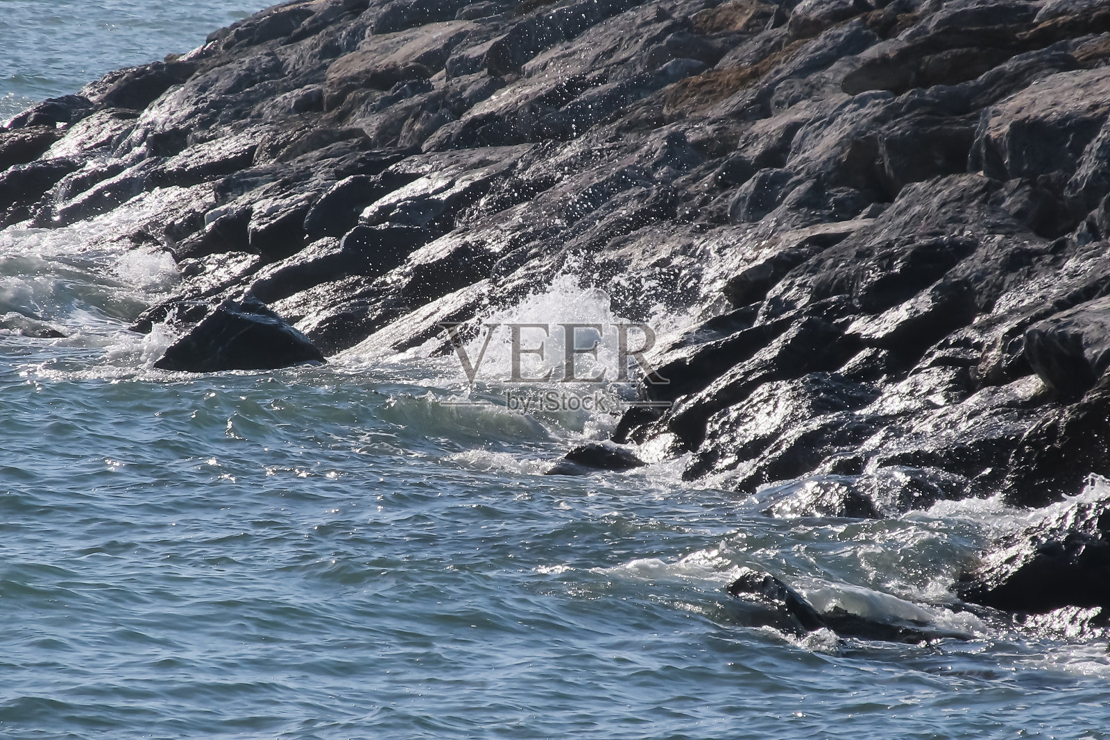 平静秋日波涛起伏的海景。照片摄影图片