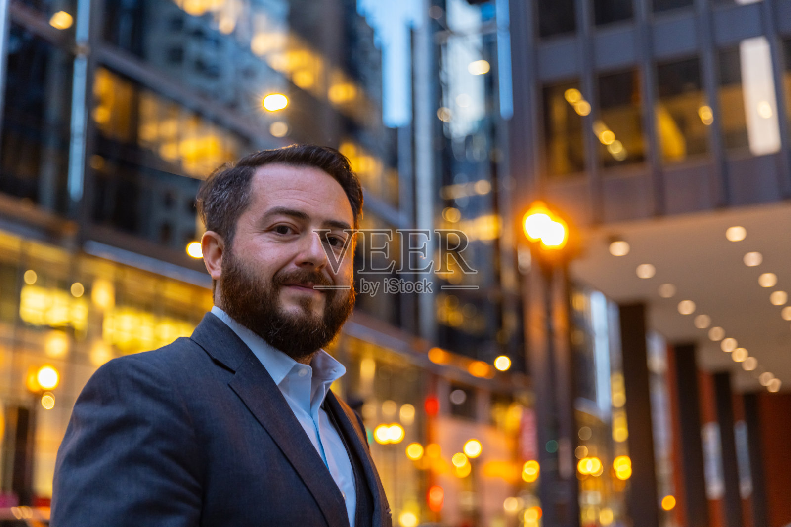 肖像的年轻成功的商人在芝加哥的中心-股票照片照片摄影图片