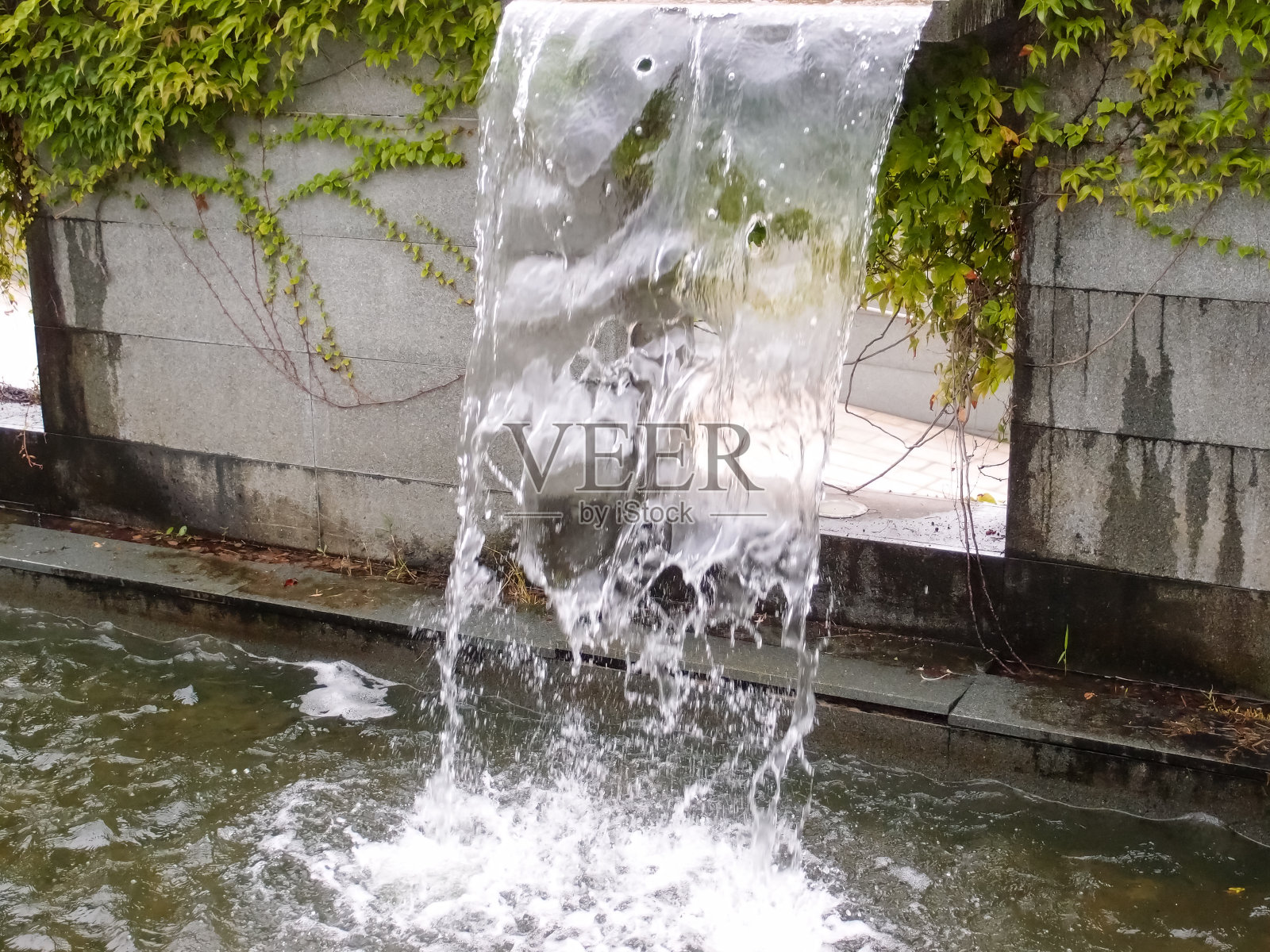 公园里一个层叠的喷泉特写。照片摄影图片