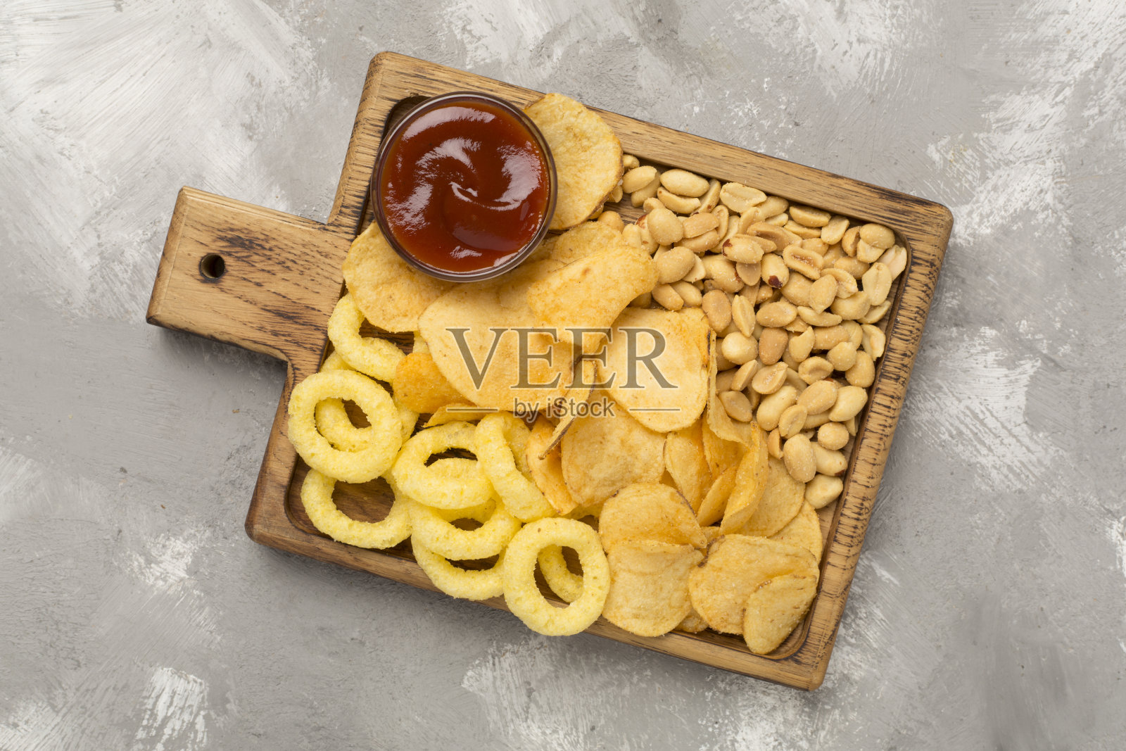 板与美味的小吃在混凝土背景，俯视图照片摄影图片