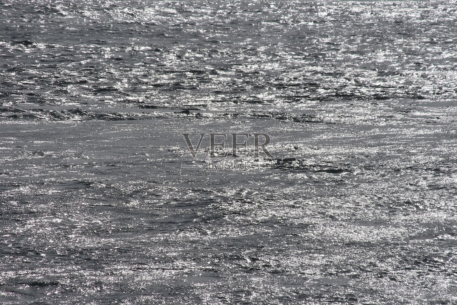 平静秋日波涛起伏的海景。照片摄影图片