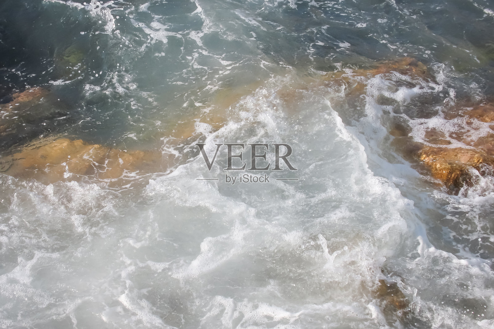 平静秋日波涛起伏的海景。照片摄影图片