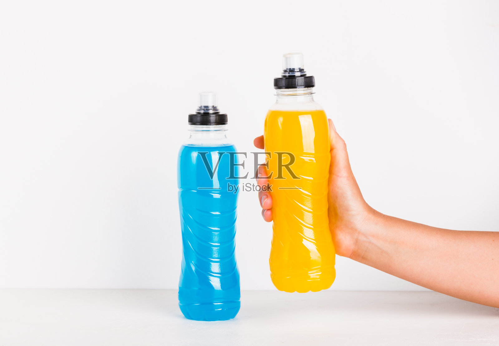 运动等渗饮料在瓶中，能量矿物质水合平衡饮料复制空间背景。照片摄影图片