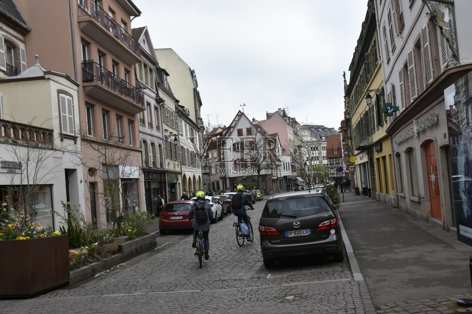 科尔马古城在阿尔萨斯法国欧洲，停车场，建筑外观，人们骑自行车照片摄影图片