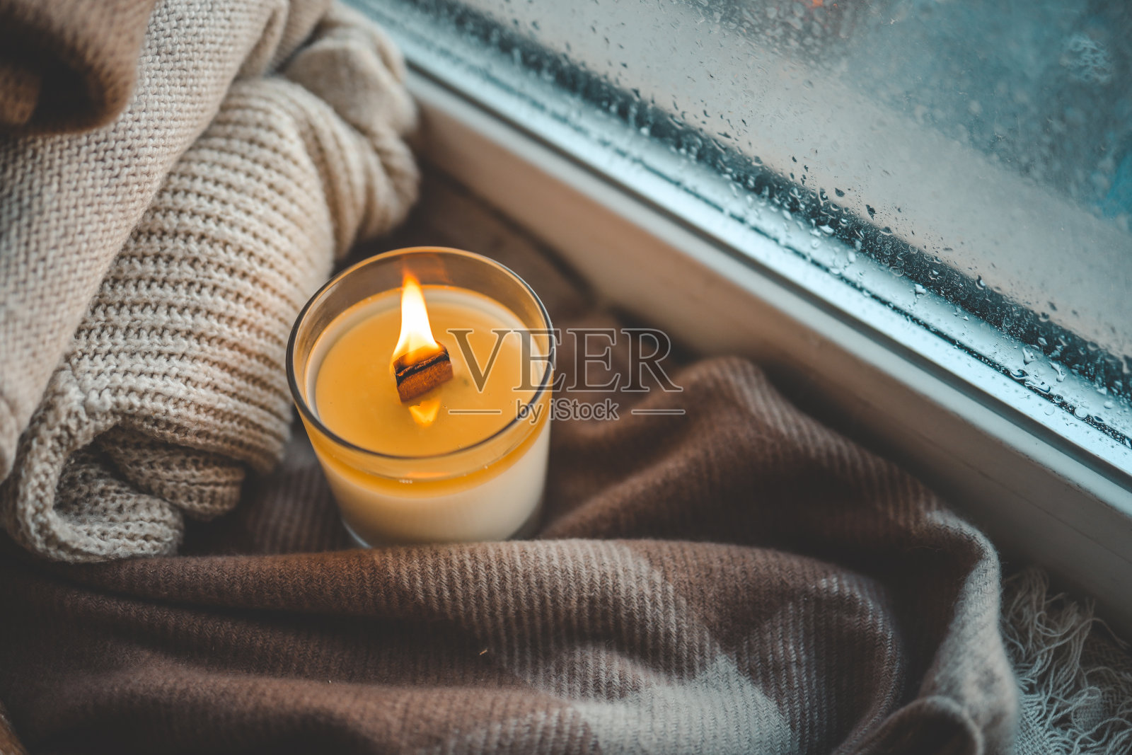 家中室内燃烛，秋意美照片摄影图片