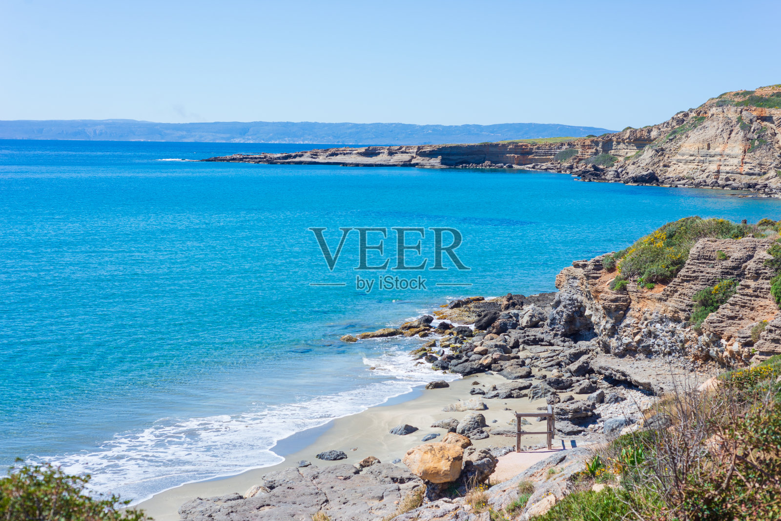 美丽的海滩和水湾在希腊壮观的伯罗奔尼撒海岸。碧蓝透明的海水，独特的岩石峭壁，希腊夏季旅游的首选目的地照片摄影图片