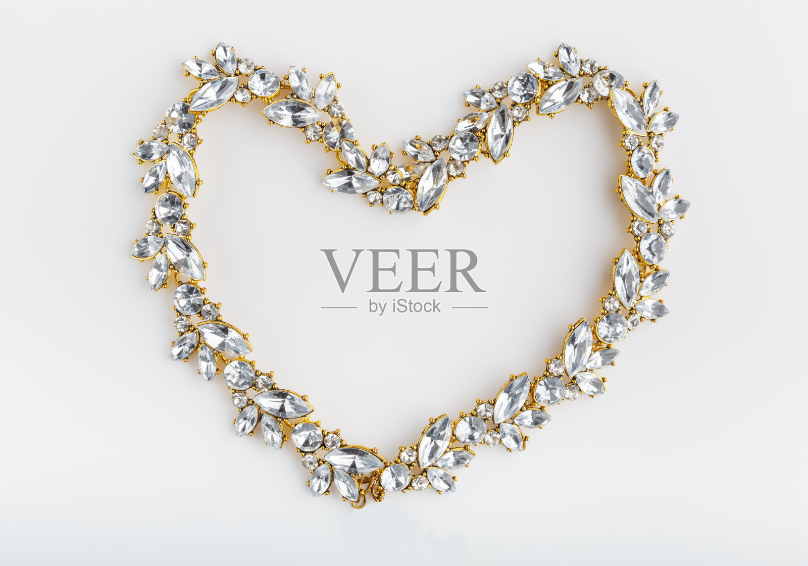 白色背景的钻石项链。时尚的项链与彩色的石头。镶有水晶的圆形金金属项链。珠宝首饰。女性的配件。脖子上戴着项链。宝贵的珠宝。照片摄影图片