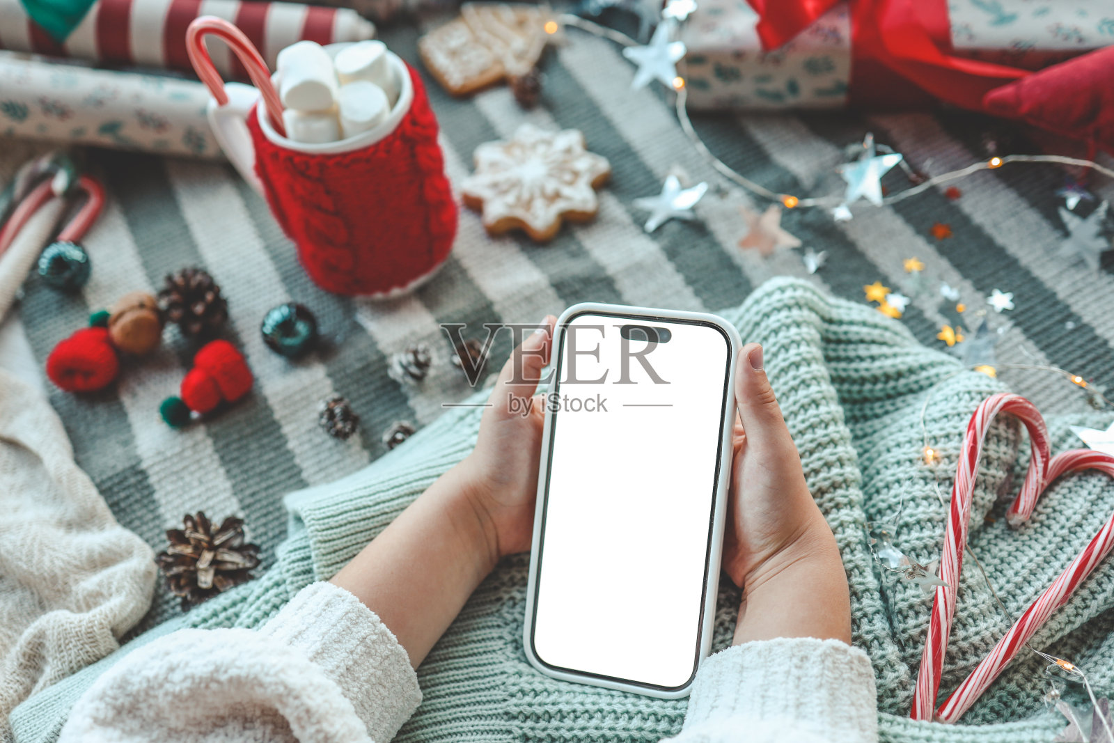 圣诞装饰背景上的隔离屏幕手机照片摄影图片