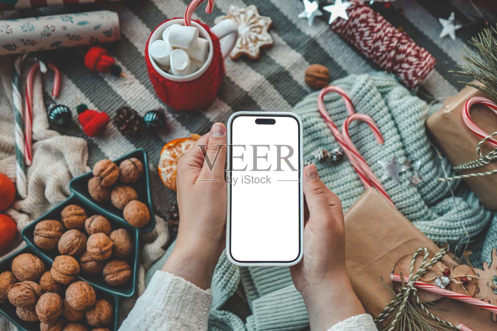 圣诞装饰背景上的隔离屏幕手机照片摄影图片