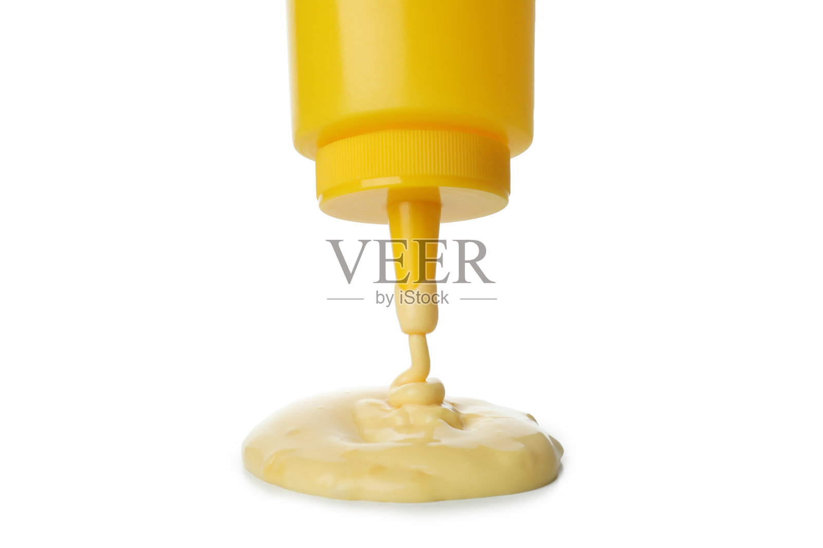奶酪酱从黄色的瓶子里流出，孤立在白色的背景上照片摄影图片