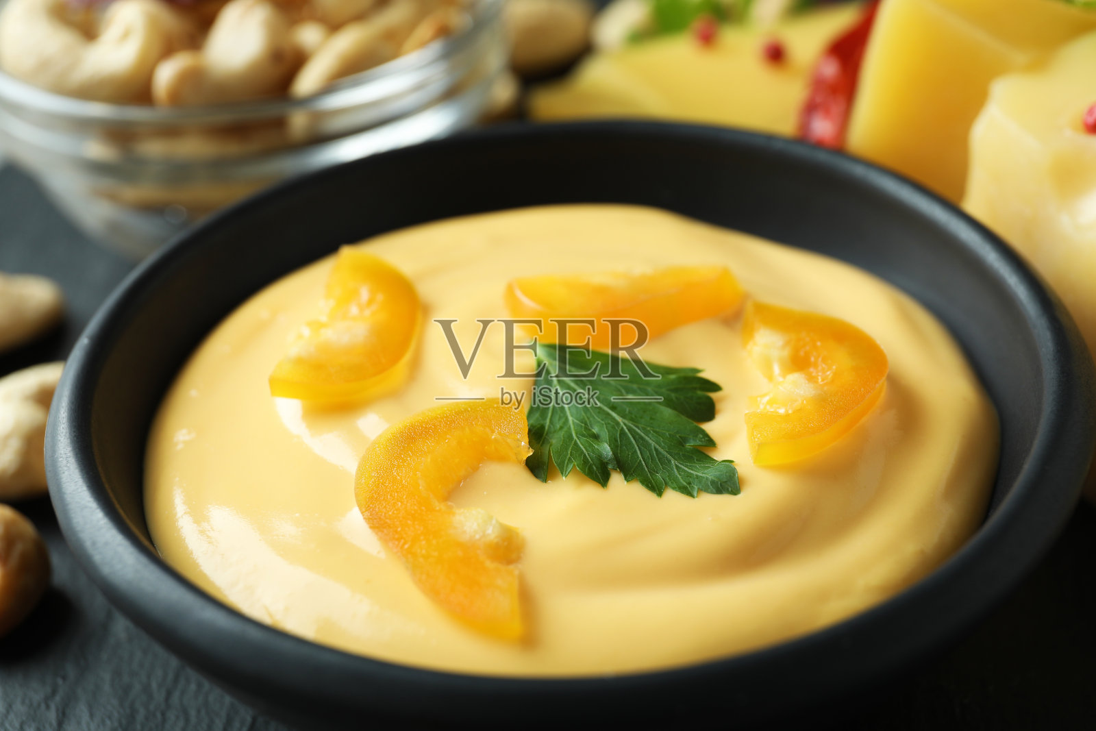 一碗奶酪酱和零食，近距离观看照片摄影图片