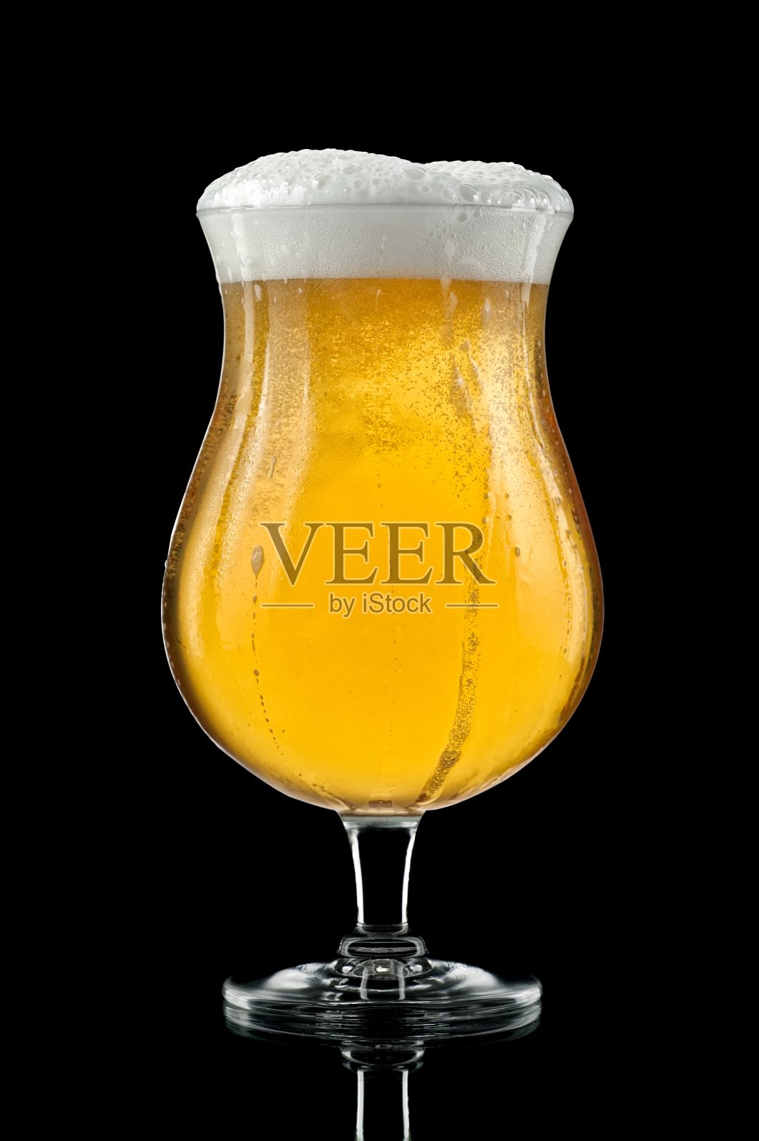 一杯冰镇起泡啤酒照片摄影图片