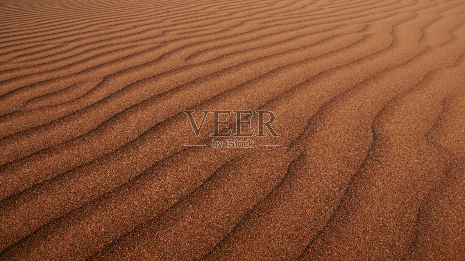 沙子上的自然图案和形状，由风造成的。照片摄影图片