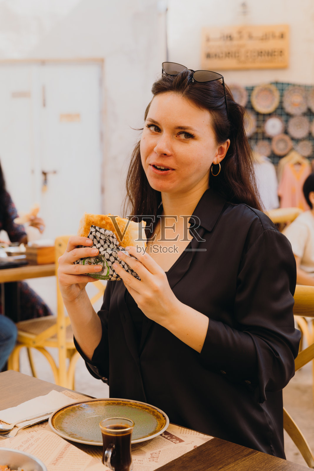 美女企业家在迪拜老城共进晚餐照片摄影图片