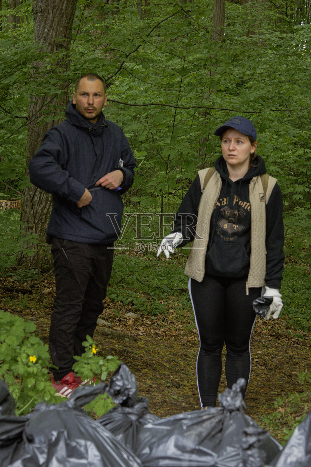 收集了很多垃圾。来自乌克兰五个地区的许多人加入了。照片摄影图片