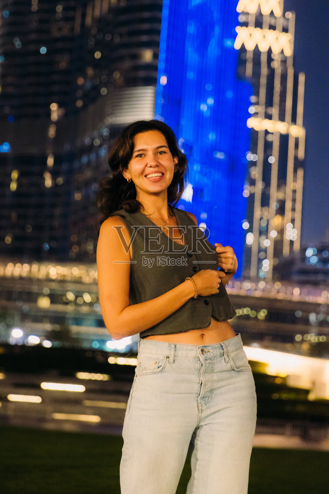 快乐的中东妇女漫步在迪拜市中心照片摄影图片