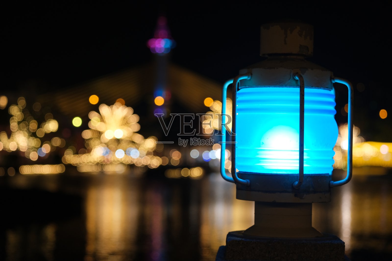 蓝光灯和美丽的散景。照片摄影图片