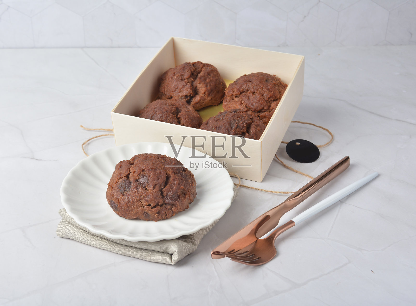 美食新鲜烘焙金色德州甜巧克力片蜂蜜饼干蛋糕司康饼牛奶黄油面包方形便当木盒白色大理石桌子玫瑰金叉刀糕点清真甜点素食菜单照片摄影图片