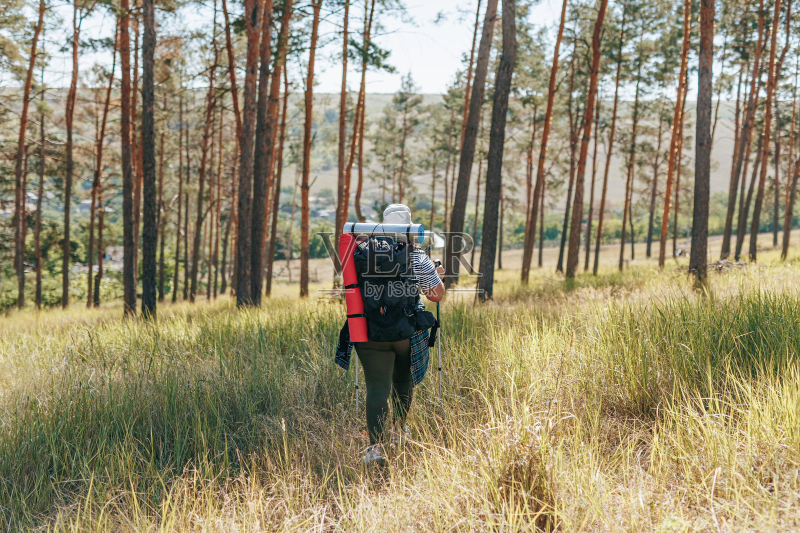 超重的旅行者享受旅程，穿越大自然，打破障碍照片摄影图片