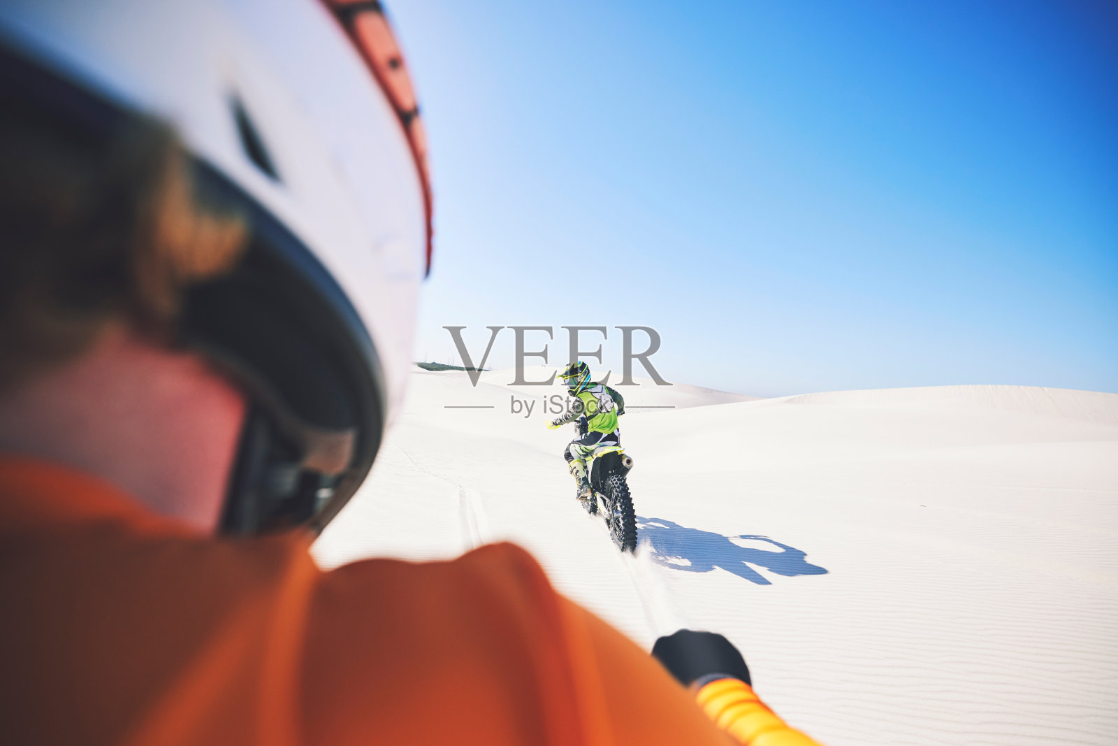 摩托车，沙漠和摩托车运动与男子户外在山上的比赛，旅程和冒险。极限，锻炼和摩托车挑战骑自行车的人与驾驶锻炼和训练在迪拜照片摄影图片