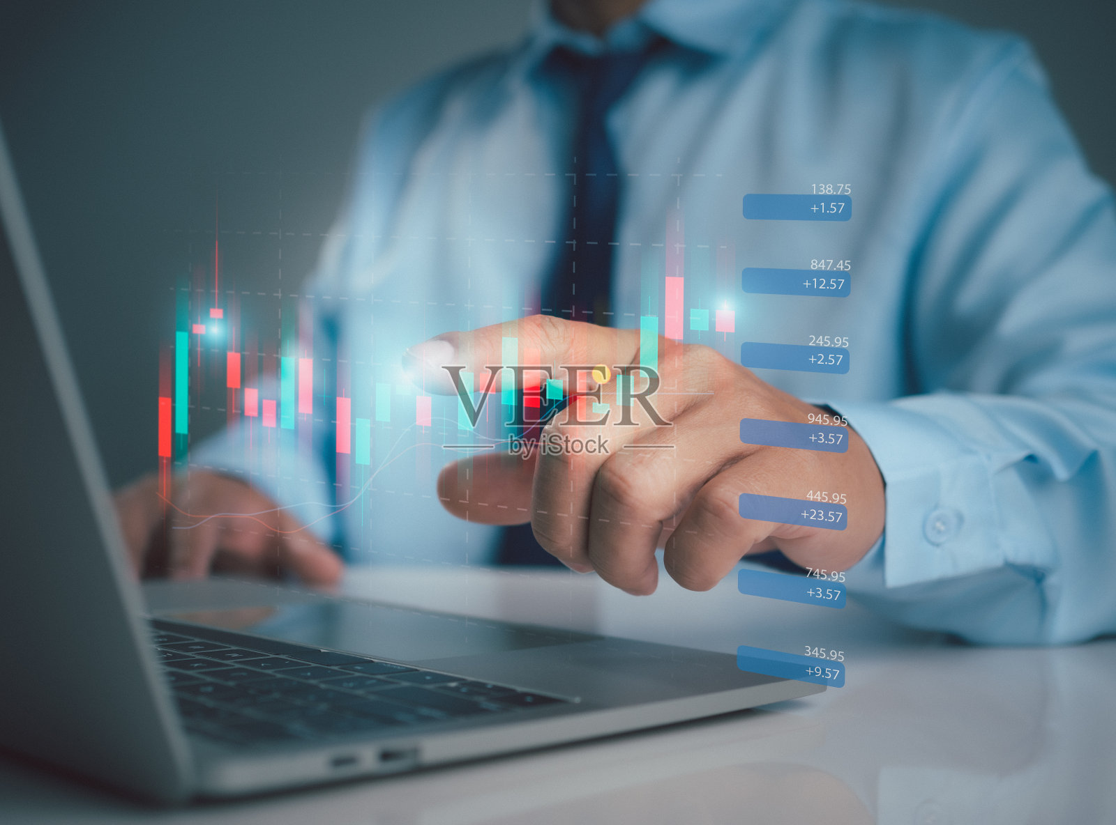 股票市场，企业成长，进步或成功的概念。商人或交易员正在展示一种正在增长的虚拟全息股票，投资交易。照片摄影图片