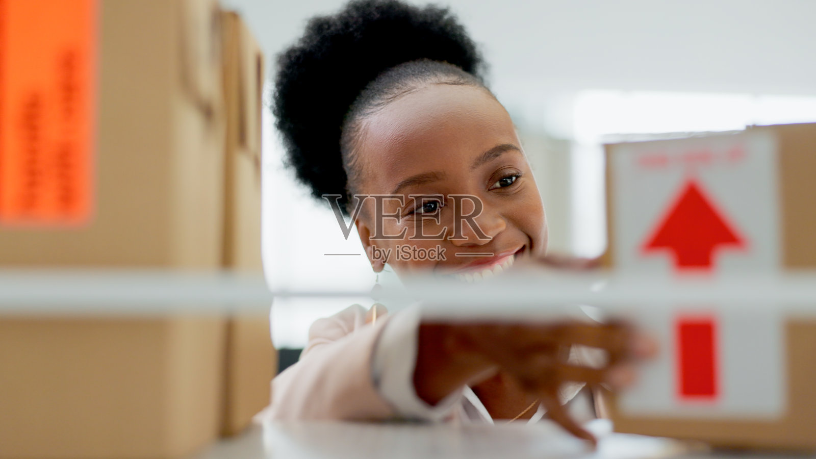 快乐的黑人妇女，在小企业的箱子和物流，库存检查或零售商店的库存。非洲女性面带微笑与包裹、包裹或货物在递送或快递服务照片摄影图片