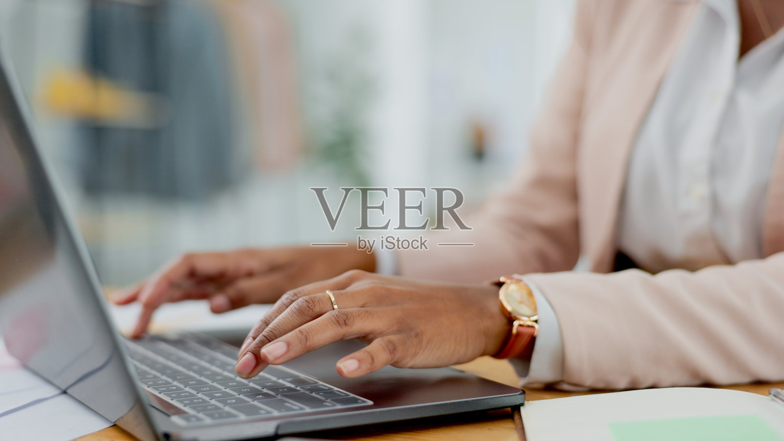 笔记本电脑、手和办公室里的女商人，用于研究、计划或管理。打字，键盘和女士设计师在线网页设计，电子邮件或网络，社交媒体或项目审查照片摄影图片