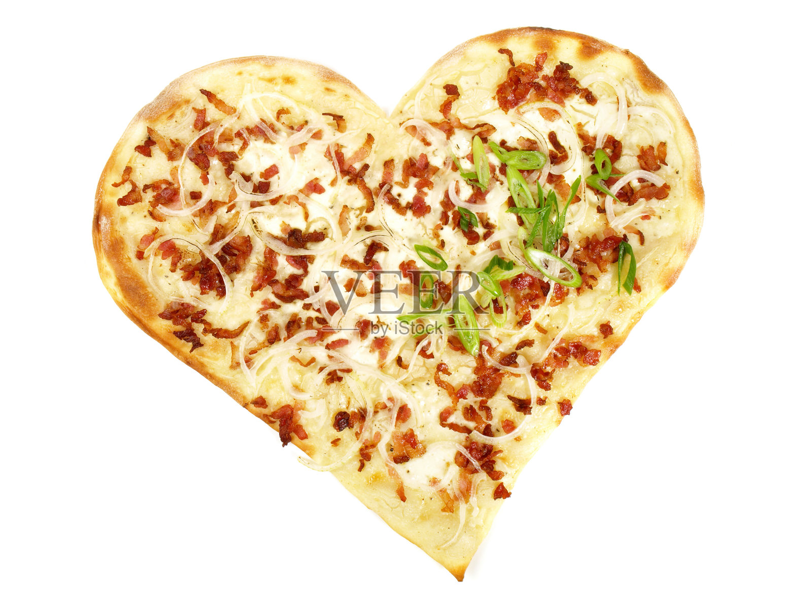 传统的火焰蛋挞配上鲜奶油、洋葱和培根，在白色的背景上做成心形照片摄影图片