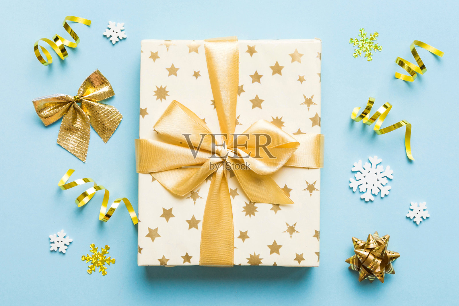 顶视图平面放置圣诞装饰品和礼盒在彩色背景与复制空间。圣诞或新年快乐作文照片摄影图片