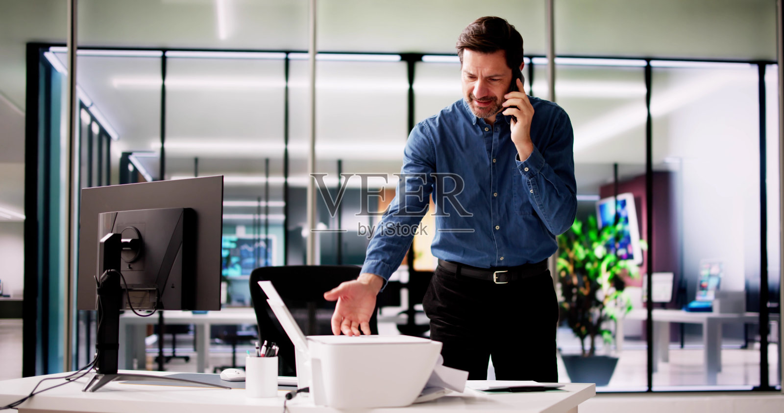 因为办公室打印机墨粉坏了而烦恼照片摄影图片