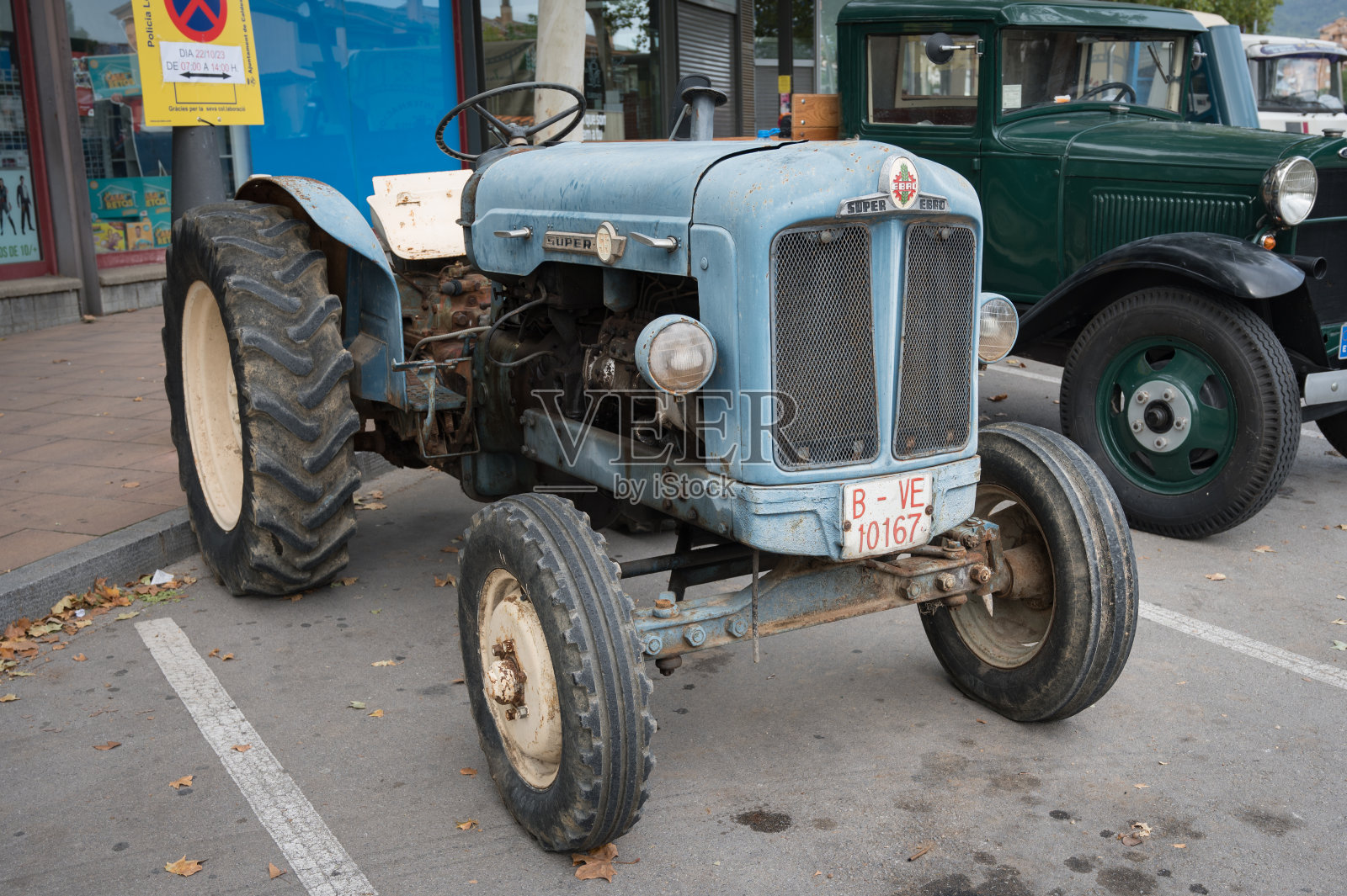 旧的蓝色西班牙拖拉机，埃布罗超级55照片摄影图片