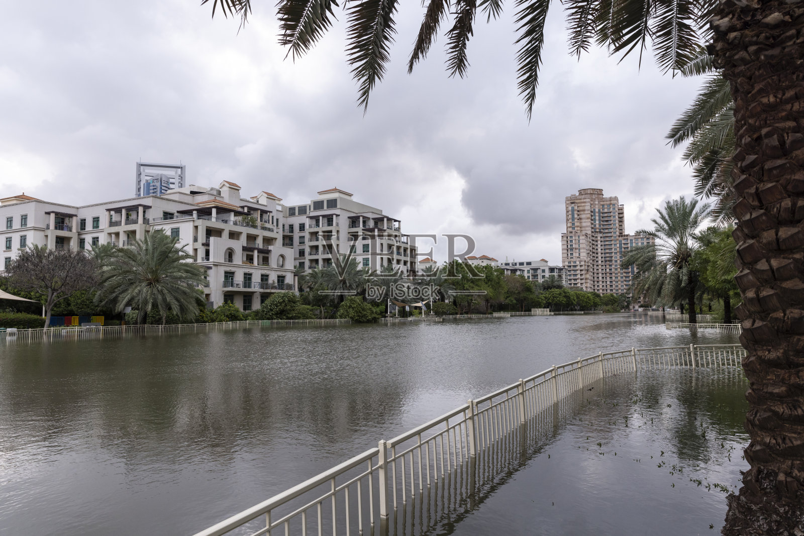 倾盆大雨过后，迪拜的居民区被洪水淹没照片摄影图片