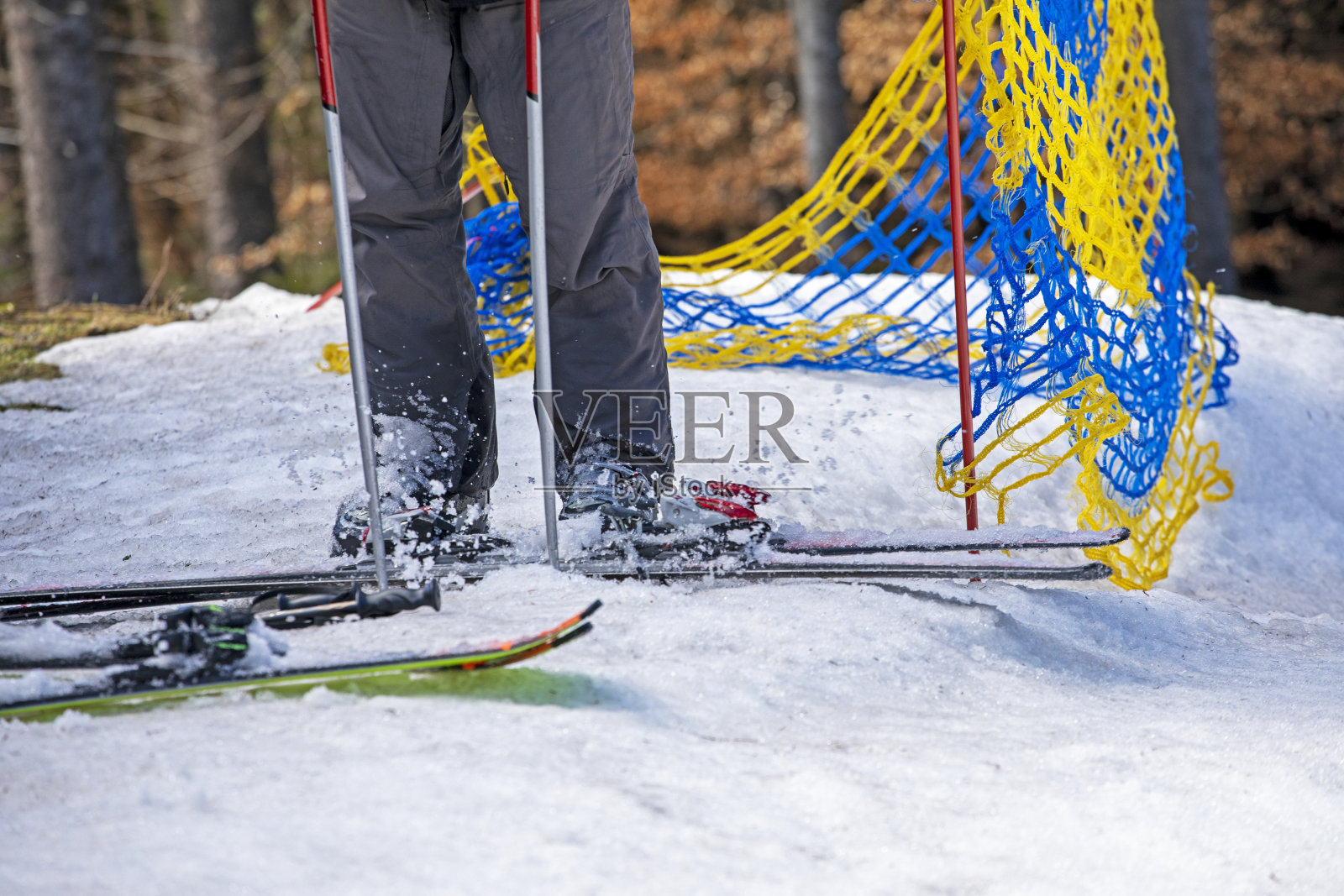 在一个晴朗的日子里，滑雪者从斜坡上滑下来。休闲照片摄影图片